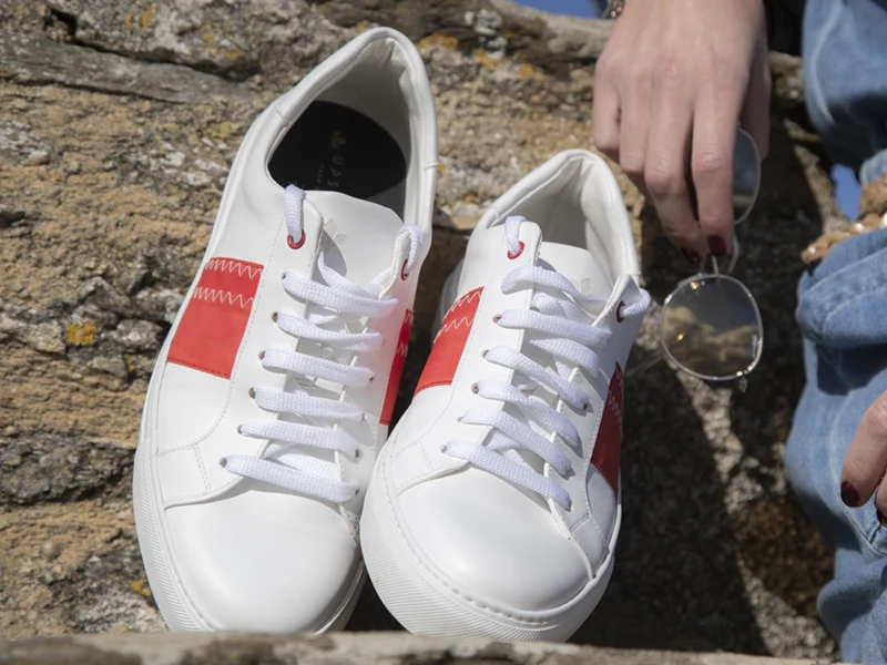 Sneakers blanche insert rouge